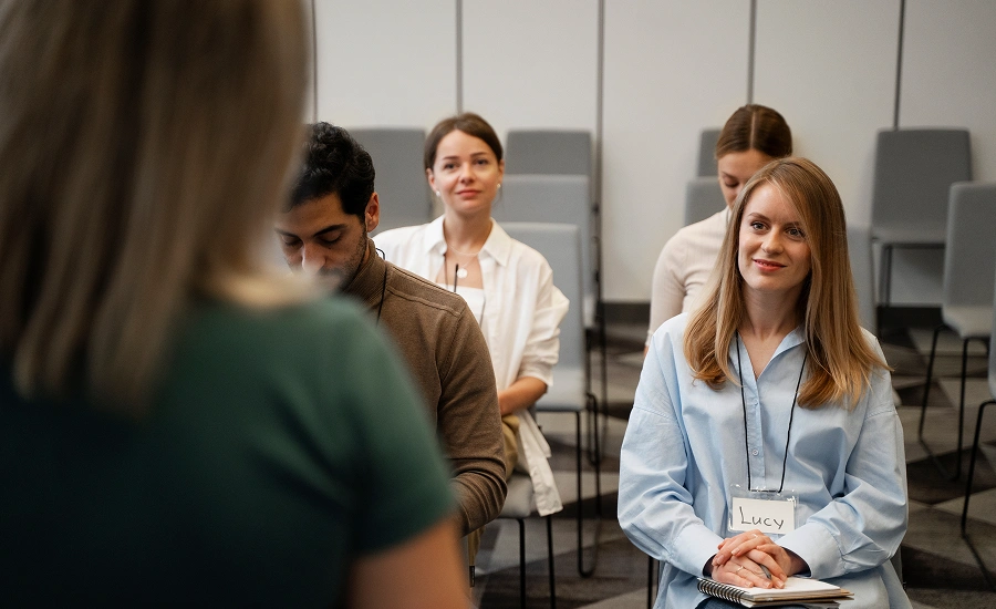 Personen bei einem Seminar