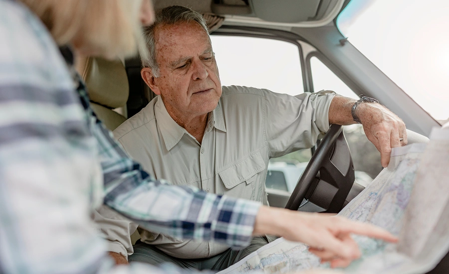 Zwei Senioren im Auto